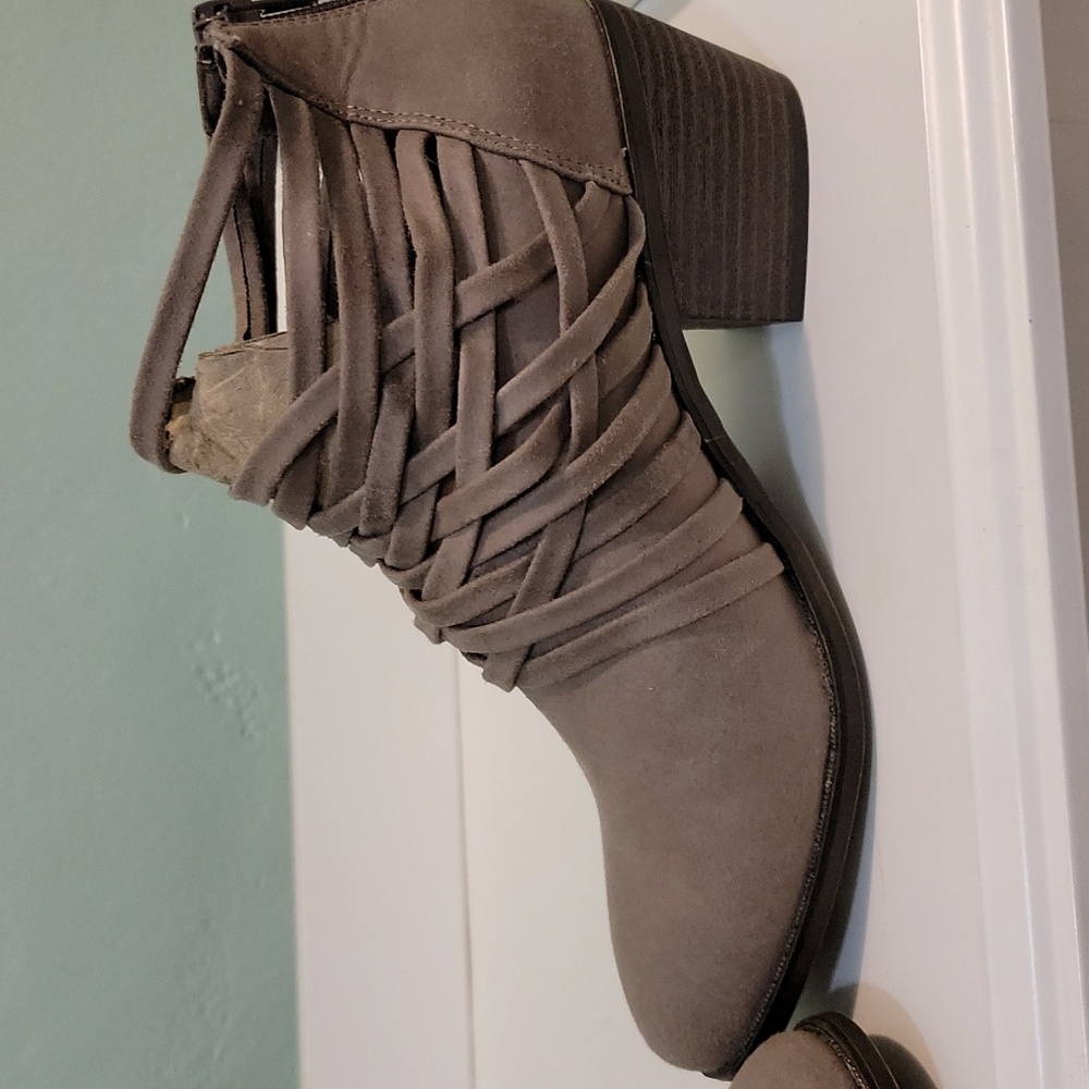 Fergalicious "Bandana" Ankle Bootie Size 6 1/2 - Picture 4 of 5